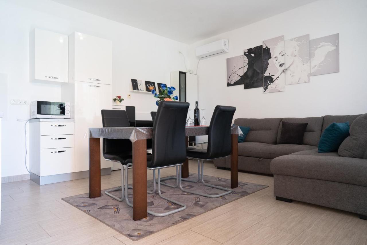 Apartment Mladen Biograd Na Moru Exterior photo